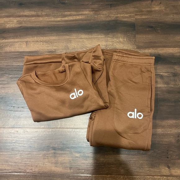 ALO Yoga White Sweatsuit - Picture 3 of 6